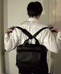 To unmount: slide
shoulderstraps to the sides.